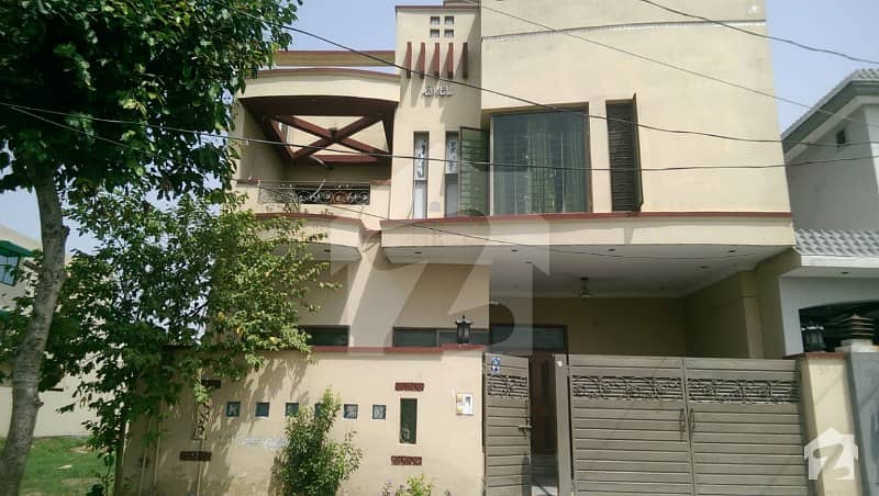 کینال بینک ہاؤسنگ سکیم لاہور میں 6 کمروں کا 8 مرلہ مکان 1.3 کروڑ میں برائے فروخت۔