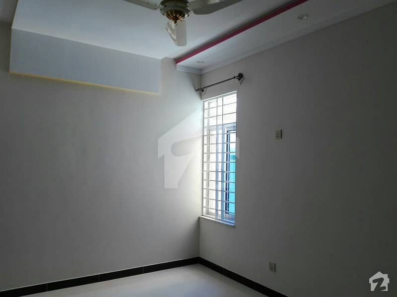 پی ڈبلیو ڈی ہاؤسنگ سکیم اسلام آباد میں 5 کمروں کا 10 مرلہ مکان 1. 35 کروڑ میں برائے فروخت۔