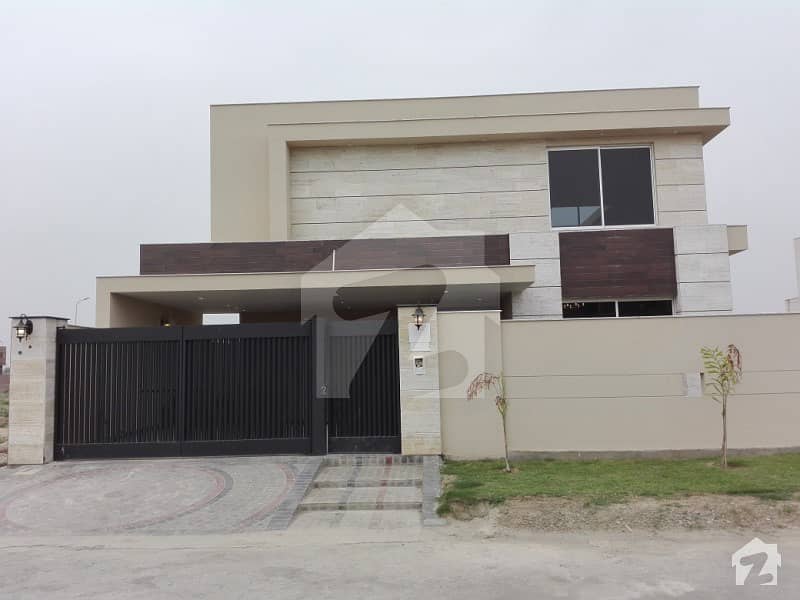 عبداللہ گارڈنز ایسٹ کینال روڈ کینال روڈ فیصل آباد میں 16 مرلہ مکان 5.5 کروڑ میں برائے فروخت۔