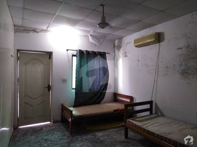 مین مارکیٹ گلبرگ لاہور میں 1 کمرے کا 1 مرلہ کمرہ 6 ہزار میں کرایہ پر دستیاب ہے۔
