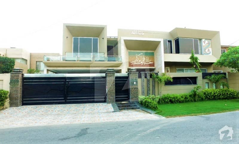 Leads Presenting 2 Kanal Fully Furnished Basement Luxurious Bungalow  Near to Park