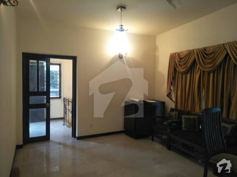 Semi furnished upper portion Semi furnished upper portion