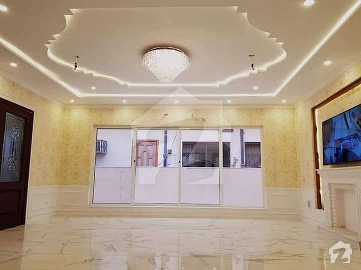 سی ایم اے کالونی کینٹ لاہور میں 5 کمروں کا 1 کنال مکان 5. 5 کروڑ میں برائے فروخت۔