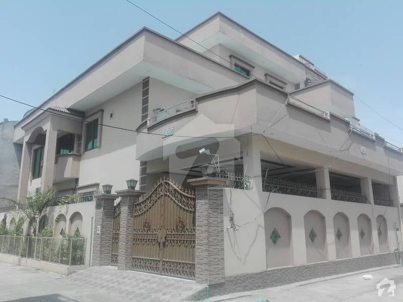 رحمان شہید روڈ گجرات میں 7 کمروں کا 11 مرلہ مکان 2. 3 کروڑ میں برائے فروخت۔