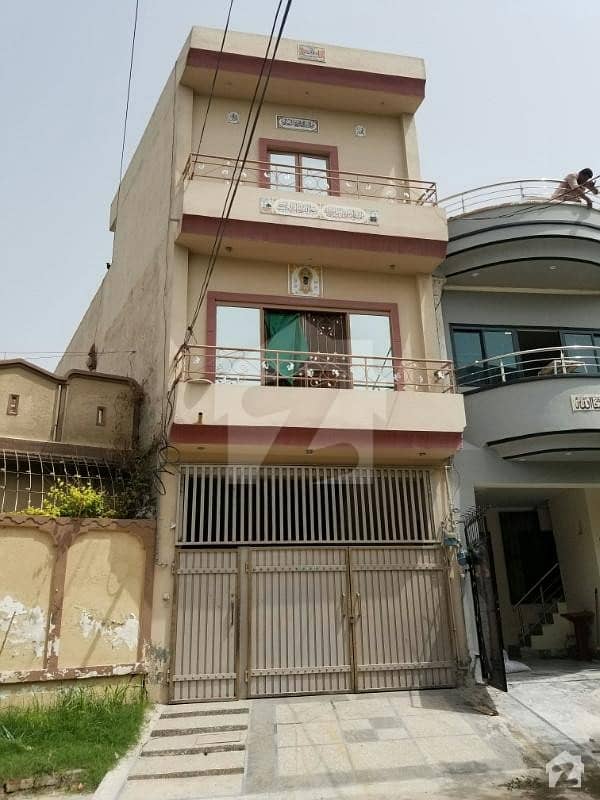 جوہر ٹاؤن لاہور میں 4 کمروں کا 4 مرلہ مکان 1.05 کروڑ میں برائے فروخت۔