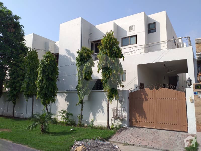 ڈی ایچ اے فیز 4 ڈیفنس (ڈی ایچ اے) لاہور میں 5 کمروں کا 1. 2 کنال مکان 5 کروڑ میں برائے فروخت۔