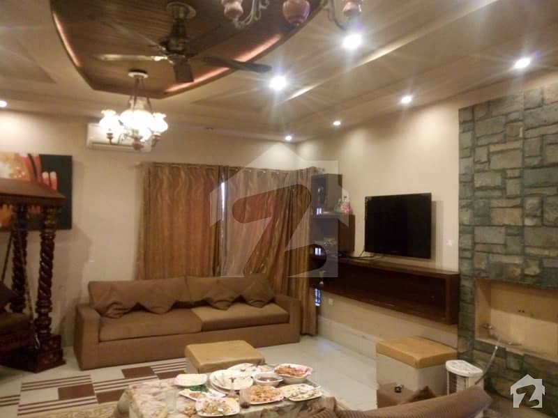 عابد مجید روڈ کینٹ لاہور میں 5 کمروں کا 1 کنال مکان 5. 5 کروڑ میں برائے فروخت۔