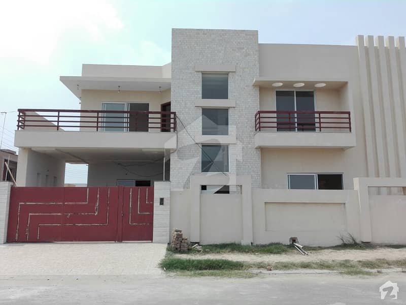 ٹیک ٹاؤن کینال روڈ کینال روڈ فیصل آباد میں 4 کمروں کا 10 مرلہ مکان 3. 2 کروڑ میں برائے فروخت۔
