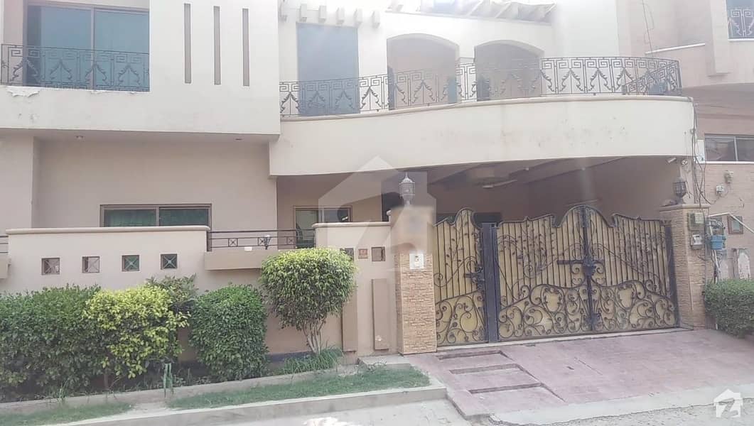 کوہ نور ٹاؤن فیصل آباد میں 4 کمروں کا 7 مرلہ مکان 2.9 کروڑ میں برائے فروخت۔