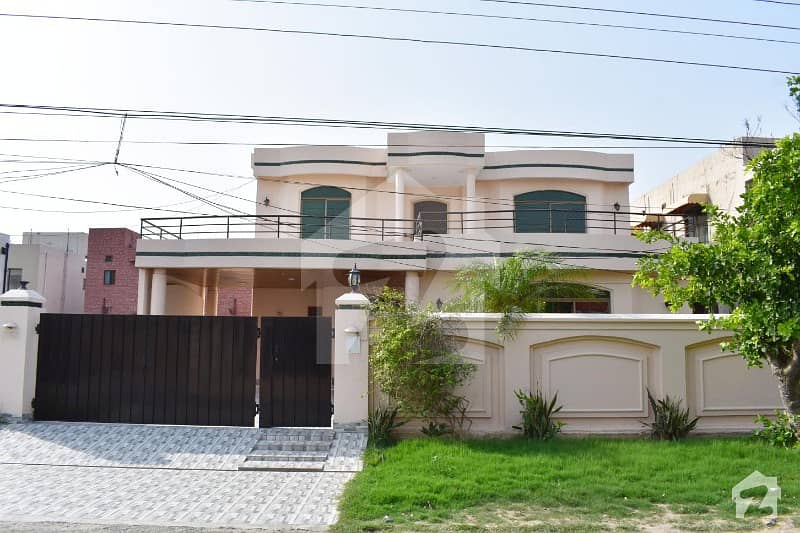 Dha  One Kanal Double Unite Well Maintained Bungalow Located At Prime Location