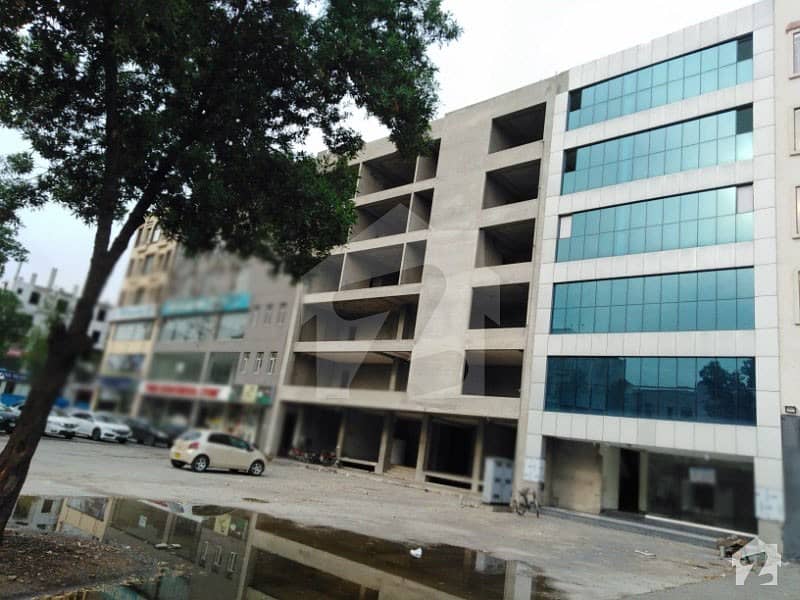 بحریہ ٹاؤن سیکٹر سی بحریہ ٹاؤن لاہور میں 8 مرلہ عمارت 12 کروڑ میں برائے فروخت۔