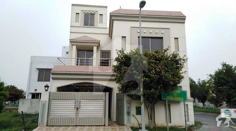 روز گارڈن بحریہ ٹاؤن لاہور میں 5 کمروں کا 6 مرلہ مکان 1. 4 کروڑ میں برائے فروخت۔