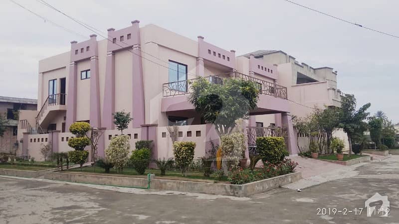 گلشنِ مدینہ فیصل آباد میں 5 کمروں کا 11 مرلہ مکان 2.3 کروڑ میں برائے فروخت۔