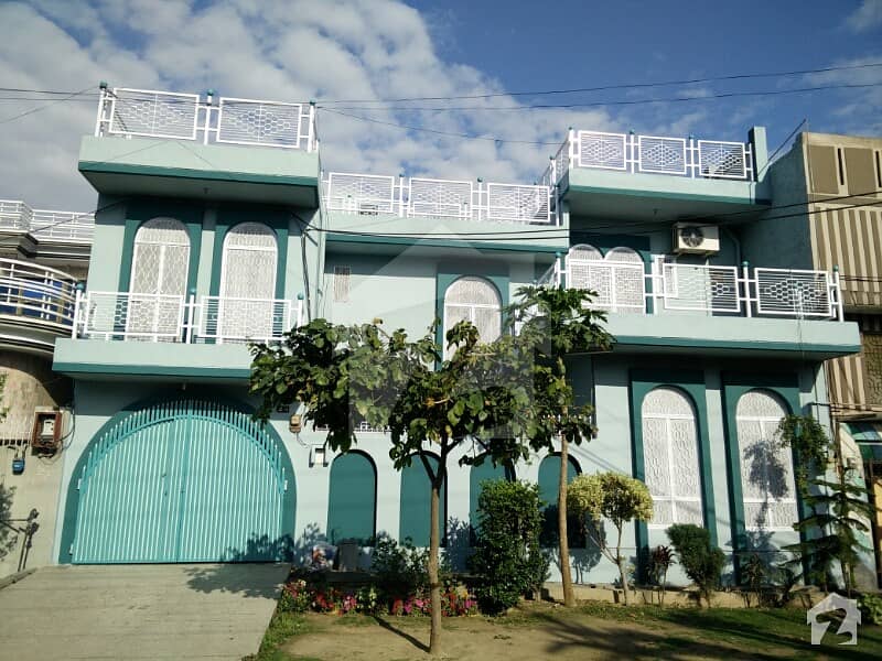 علامہ اقبال کالونی سیالکوٹ میں 7 کمروں کا 9 مرلہ مکان 3.75 کروڑ میں برائے فروخت۔