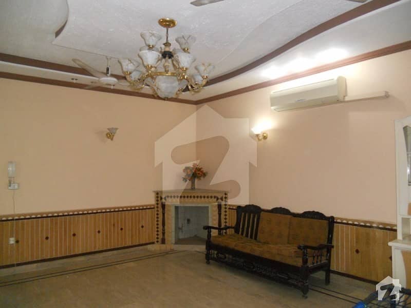 گارڈن ٹاؤن - بابر بلاک گارڈن ٹاؤن لاہور میں 3 کمروں کا 1 کنال مکان 3. 1 کروڑ میں برائے فروخت۔