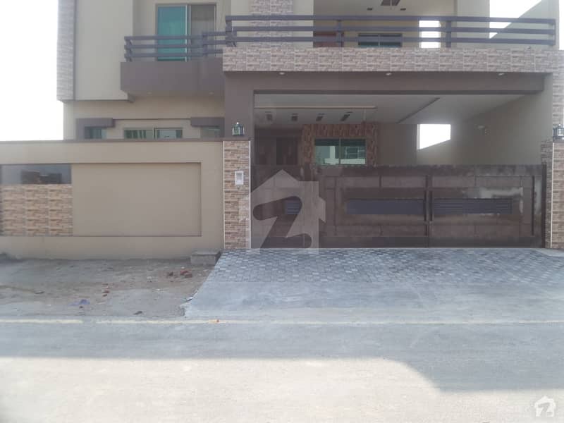 خیابان-اے-منظور فیصل آباد میں 11 مرلہ مکان 1. 25 کروڑ میں برائے فروخت۔