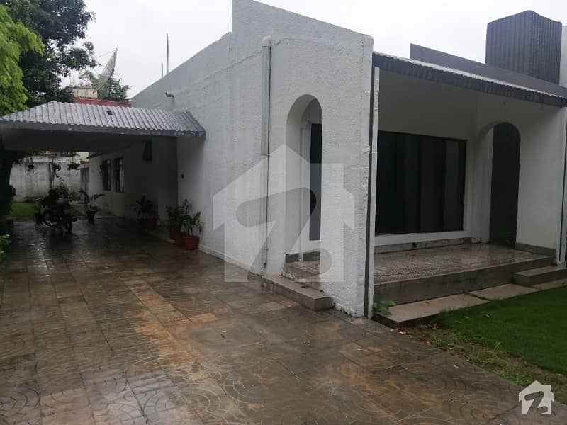 F-7 Single Storey House 3 Bedrooms Neat Bathroom Best Lawn  Rs 180