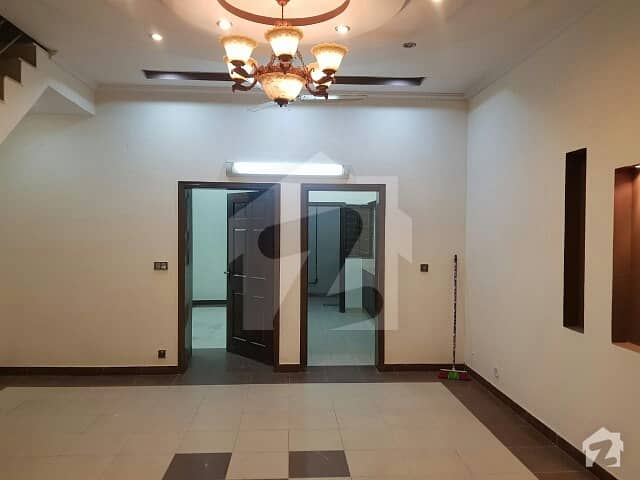 گلبرگ 2 گلبرگ لاہور میں 5 کمروں کا 14 مرلہ مکان 1. 35 لاکھ میں کرایہ پر دستیاب ہے۔