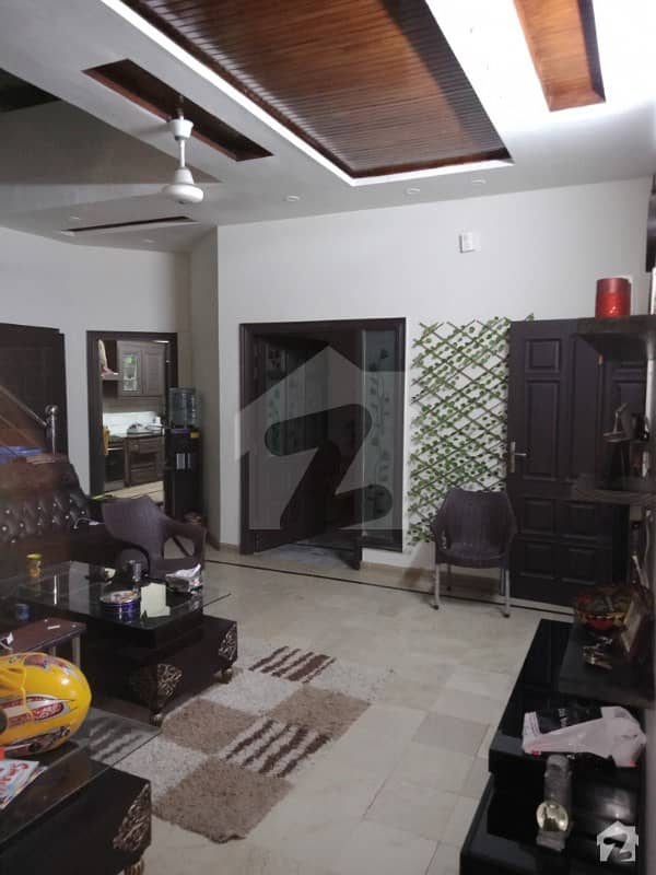 کینال روڈ فیصل آباد میں 4 کمروں کا 8 مرلہ مکان 1.5 کروڑ میں برائے فروخت۔