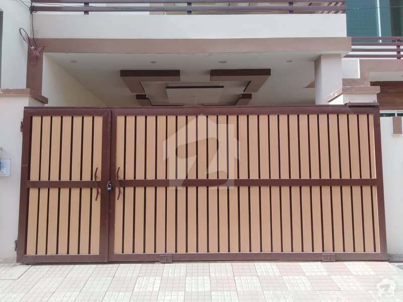 المجید پیراڈایئز رفیع قمر روڈ بہاولپور میں 5 کمروں کا 10 مرلہ مکان 1. 4 کروڑ میں برائے فروخت۔