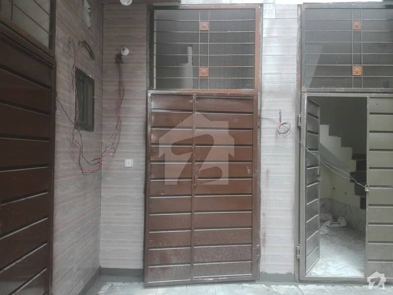 شمع روڈ لاہور میں 3 کمروں کا 2 مرلہ مکان 75 لاکھ میں برائے فروخت۔