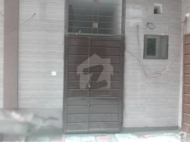 شمع روڈ لاہور میں 2 کمروں کا 2 مرلہ مکان 60 لاکھ میں برائے فروخت۔
