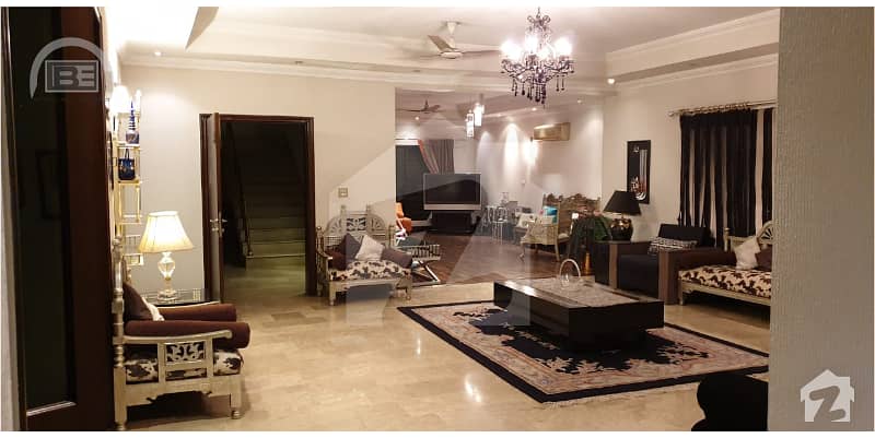 سینٹ جان پارک کینٹ لاہور میں 5 کمروں کا 1. 35 کنال مکان 9. 5 کروڑ میں برائے فروخت۔