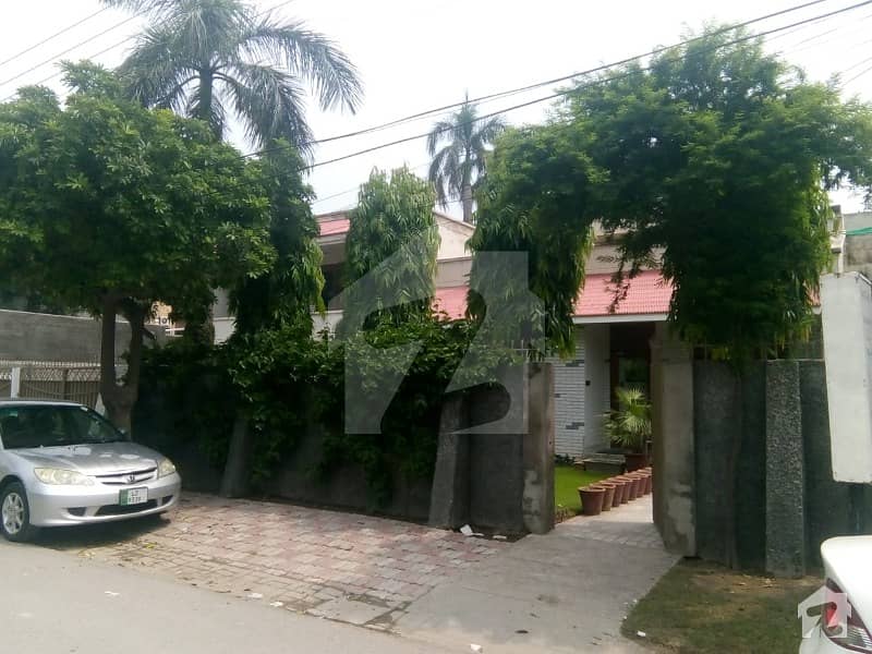 گارڈن ٹاؤن - احمد بلاک گارڈن ٹاؤن لاہور میں 4 کمروں کا 2.1 کنال مکان 12 کروڑ میں برائے فروخت۔