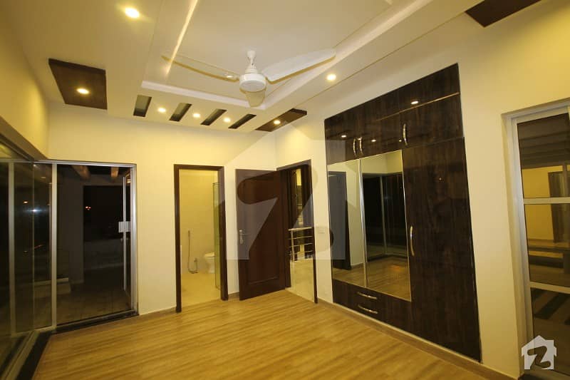 ڈی ایچ اے فیز 6 - بلاک ڈی فیز 6 ڈیفنس (ڈی ایچ اے) لاہور میں 4 کمروں کا 10 مرلہ مکان 3.1 کروڑ میں برائے فروخت۔
