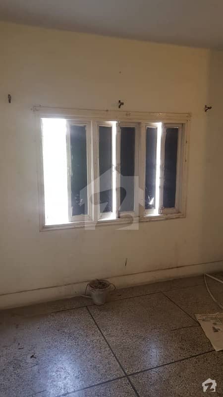 طارق روڈ کراچی میں 2 کمروں کا 3 مرلہ فلیٹ 1 ہزار میں کرایہ پر دستیاب ہے۔