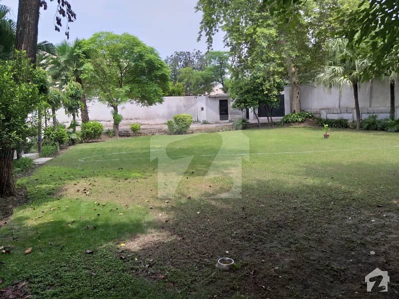 واپڈا آفیسرز کالونی مال روڈ لاہور میں 9. 4 کنال رہائشی پلاٹ 63 کروڑ میں برائے فروخت۔