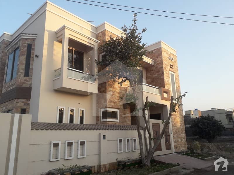 رزاق ولاز ہاؤسنگ سکیم ساہیوال میں 8 کمروں کا 11 مرلہ مکان 70 ہزار میں کرایہ پر دستیاب ہے۔
