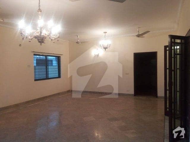 ڈی ایچ اے فیز 2 ڈیفنس (ڈی ایچ اے) لاہور میں 6 کمروں کا 1 کنال مکان 1. 3 لاکھ میں کرایہ پر دستیاب ہے۔