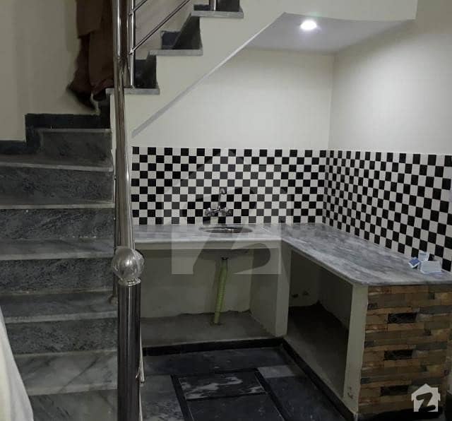 شالیمار ٹاؤن لاہور میں 4 کمروں کا 2 مرلہ مکان 55 لاکھ میں برائے فروخت۔