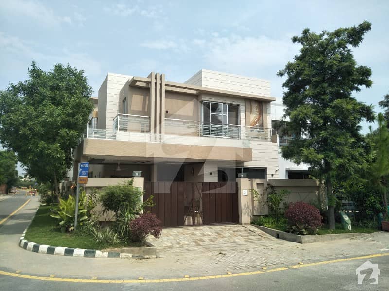 A Well Built 10 Marla Corner House Is Up For Sale In Lahore