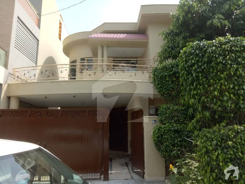 BEAUTIFUL 10 MARLA DESIGNER HOUSE URGENT FOR SALE NEAR DHA PHASE 1 LAHORE CANTT  ALL FACILITIES