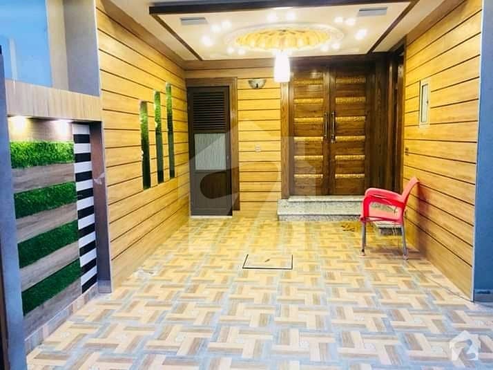 ویلینشیاء ہاؤسنگ سوسائٹی لاہور میں 5 کمروں کا 1 کنال مکان 1. 5 لاکھ میں کرایہ پر دستیاب ہے۔