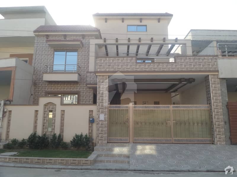 ٹیک ٹاؤن (ٹی این ٹی کالونی) ستیانہ روڈ فیصل آباد میں 10 مرلہ مکان 1. 85 کروڑ میں برائے فروخت۔