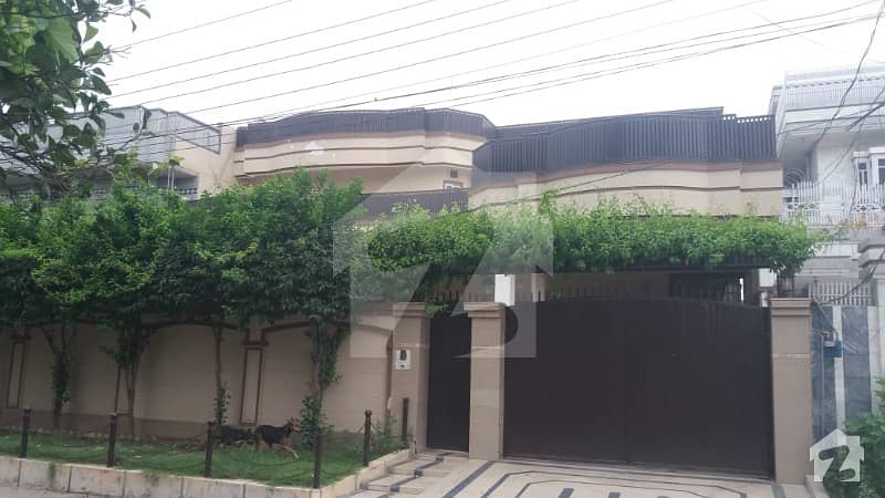 حیات آباد فیز 3 حیات آباد پشاور میں 9 کمروں کا 1 کنال مکان 5 کروڑ میں برائے فروخت۔