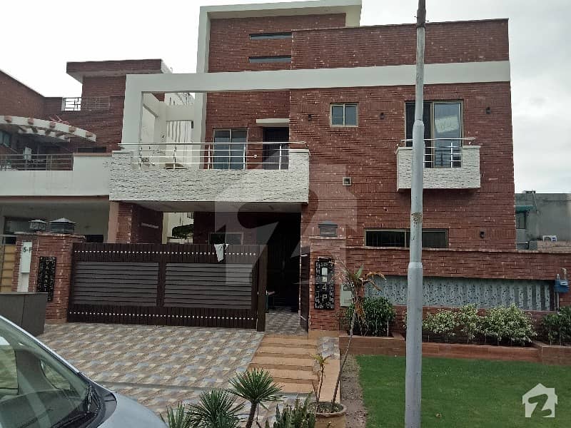 ویلینشیاء ۔ بلاک پی ویلینشیاء ہاؤسنگ سوسائٹی لاہور میں 5 کمروں کا 10 مرلہ مکان 2.35 کروڑ میں برائے فروخت۔