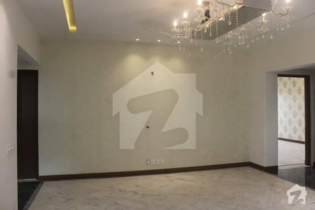عبداللہ گارڈنز ایسٹ کینال روڈ کینال روڈ فیصل آباد میں 5 کمروں کا 1 کنال مکان 5.5 کروڑ میں برائے فروخت۔