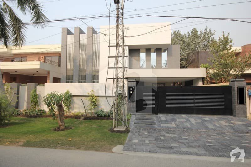 One Kanal Attractive Designer Bungalow for Sale in Phase 3 DHA