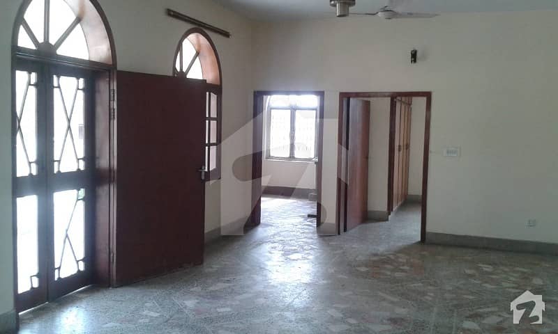 میسرائل روڈ راولپنڈی میں 3 کمروں کا 15 مرلہ بالائی پورشن 32 ہزار میں کرایہ پر دستیاب ہے۔