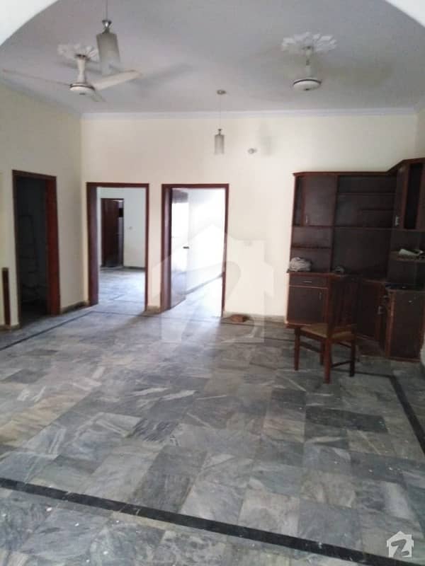 8,MARLA BEAUTIFUL LOWER PORTION IN JOHAR TOWN( BLOCK H1) OPPOSITE EMPORIUM MALL 24HOURS SECORIETY NEAR TO CANAL