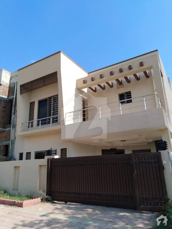 عمر ایونیو بحریہ ٹاؤن فیز 8 بحریہ ٹاؤن راولپنڈی راولپنڈی میں 5 کمروں کا 7 مرلہ مکان 1. 25 کروڑ میں برائے فروخت۔