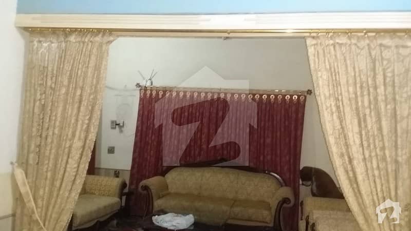 عزیز آباد گلبرگ ٹاؤن کراچی میں 3 کمروں کا 10 مرلہ مکان 3. 5 کروڑ میں برائے فروخت۔