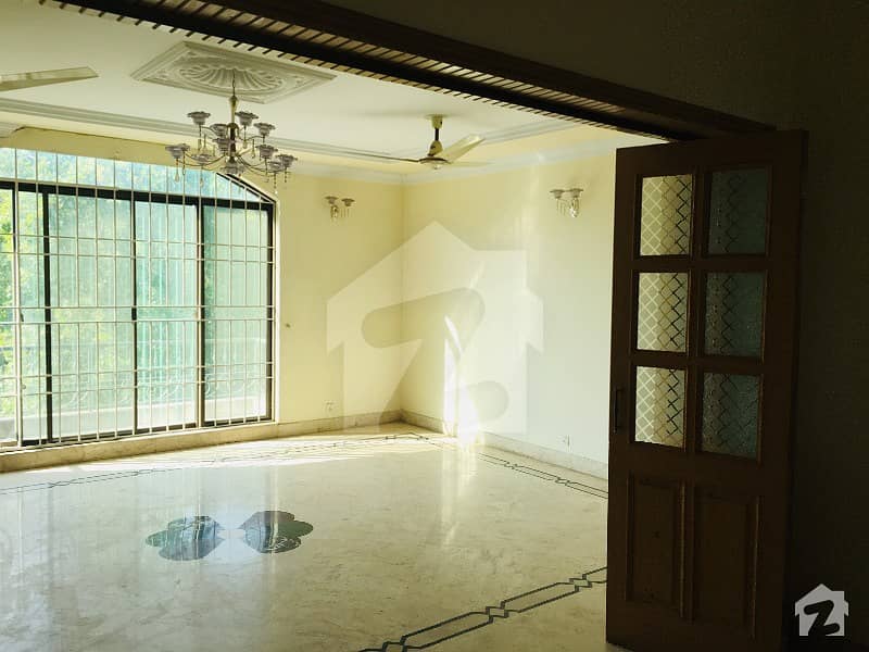 ایف ۔ 11 اسلام آباد میں 6 کمروں کا 1.33 کنال مکان 2.3 لاکھ میں کرایہ پر دستیاب ہے۔