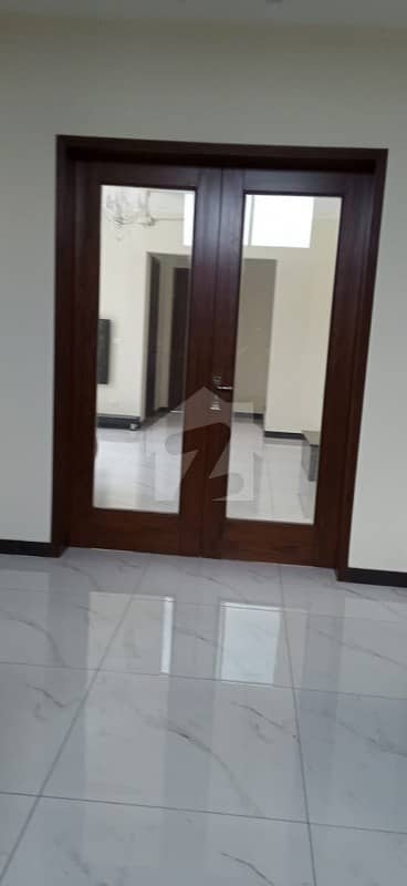 بینکرز کوآپریٹو ہاؤسنگ سوسائٹی لاہور میں 6 کمروں کا 1 کنال مکان 2.6 کروڑ میں برائے فروخت۔