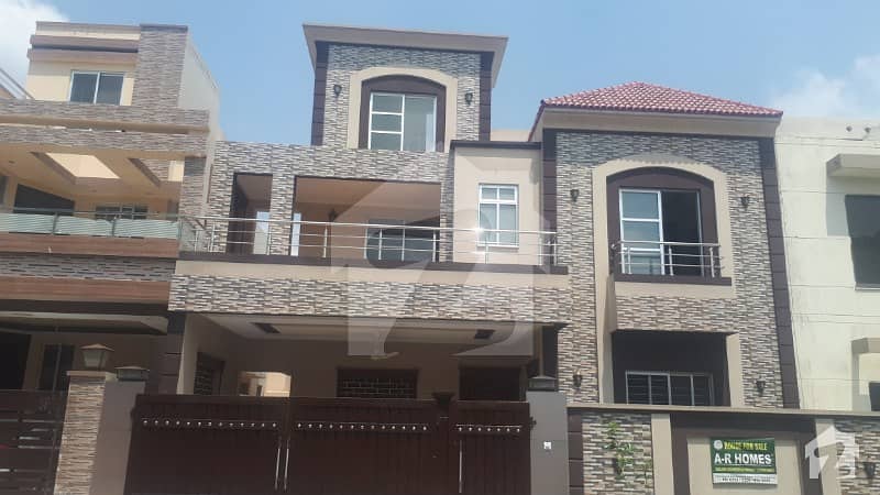 10 Marla Beautiful Brand New Double Storey House For Sale