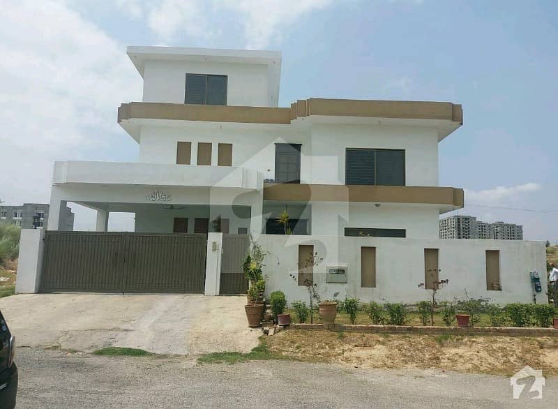 Corner Double Unit 1 Kanal House For Sale With 2 Separate Meters And 2 Separate Entrances